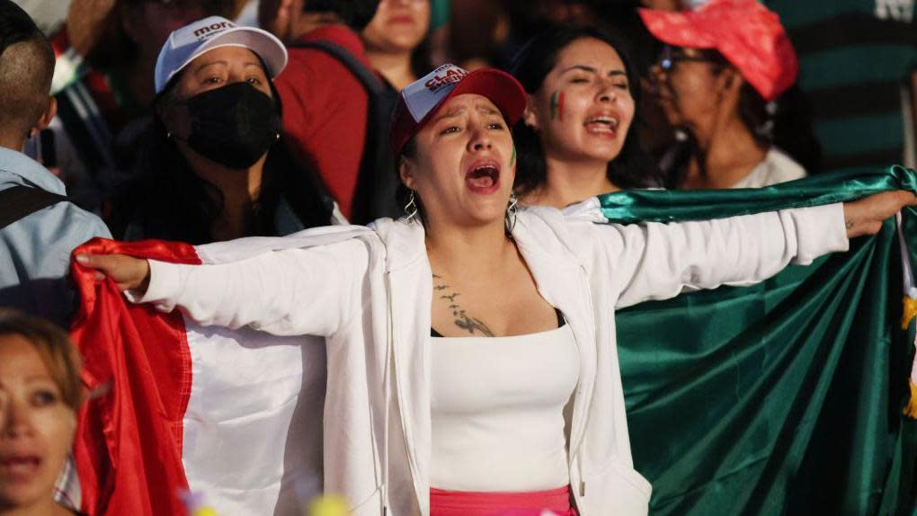 Partidarios de Claudia Sheinbaum reunidos en el Zócalo celebrando los resultados de las elecciones presidenciales de México de 2024.