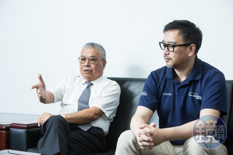 謝瑞木（左）是台灣工具機業界的老先覺，他認為隨著疫苗研發、施打，今年工具機業會更好。右為獨子百德機械總經理謝天昕。