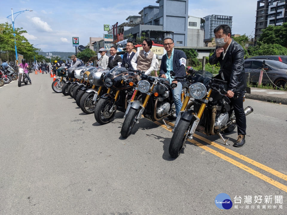 現場所有參與的車友，皆符合Dress Code規定，著襯衫、長褲，並騎乘經典重機。