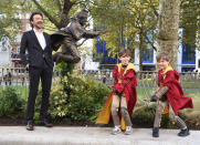 In bronzo e con il volto di Daniel Radcliffe, la statua del mago più famoso al mondo è stata rivelata a Leicester Square, una delle piazze più note e centrali della capitale britannica (Photo by David M. Benett/Dave Benett/Getty Images)