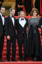 Accompagnée de Michael Cohen, Guillaume Canet et Daniel Auteuil, l’irremplaçable Fanny Ardant a gravi les marches du Palais des festivals dans une longue robe noire dont le top a été repiqué d’une multitude de perles. On remarquera la présence d’une ceinture XL en cuir noir qui souligne la taille de l’actrice.