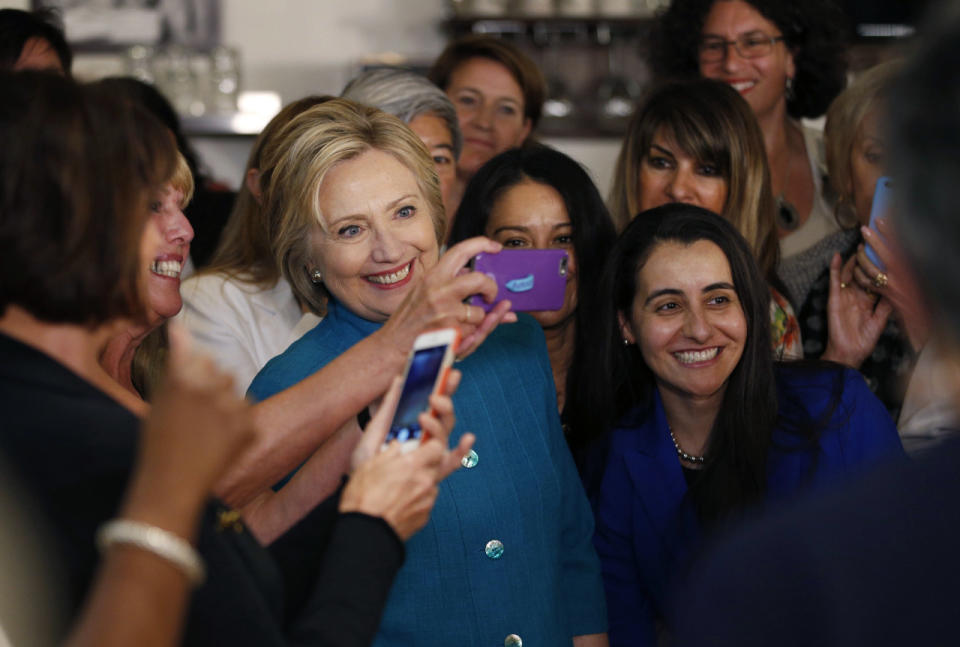 La aspirante a la presidencia posa para una foto con seguidoras en un acto en un restaurante, el 4 de junio de 2016, en Santa Barbara, California. (AP Foto/John Locher).