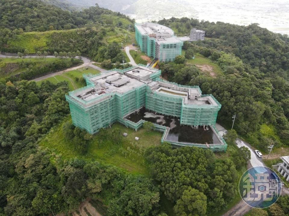 酒店主體結構座落在三星鄉草湖天公廟「玉尊宮」後方山坡地。（張世鈺提供）