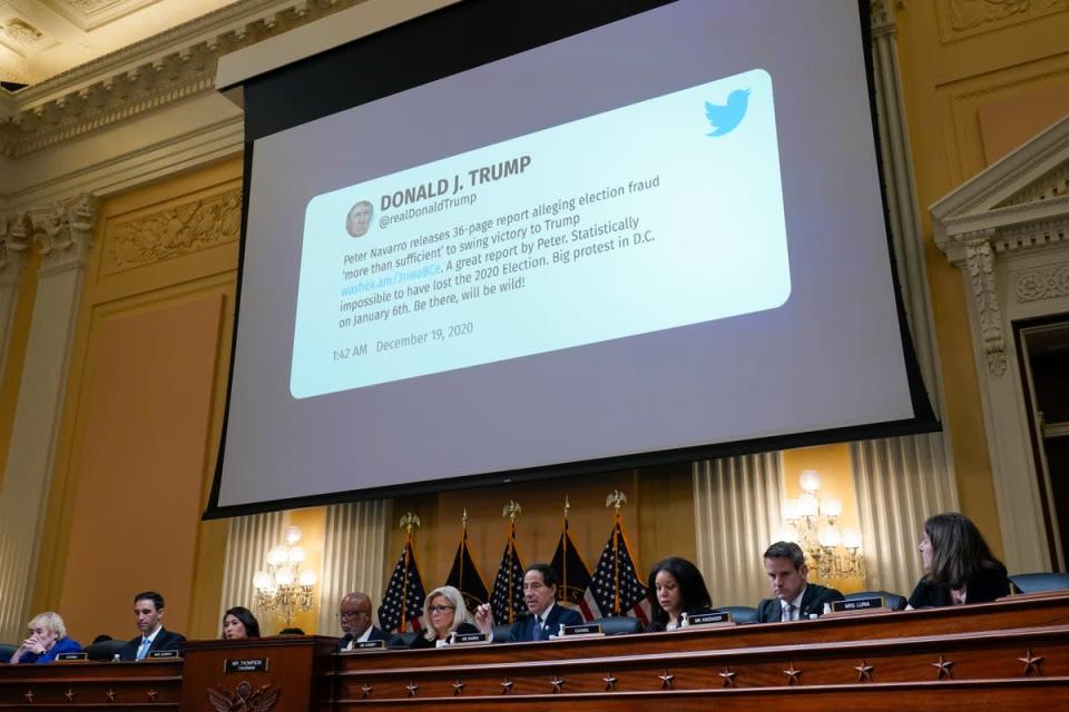 Se muestra un tuit del expresidente Donald Trump en una audiencia del Comité Selecto de la Cámara (Copyright 2022 The Associated Press. Todos los derechos reservados)