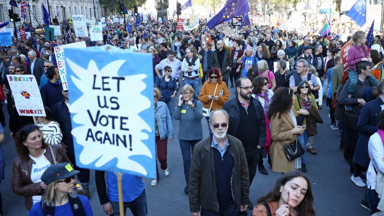 Teilnehmer der Demonstration für ein zweites Brexit-Referendum protestieren in London. Foto: Yui Mok/PA Wire