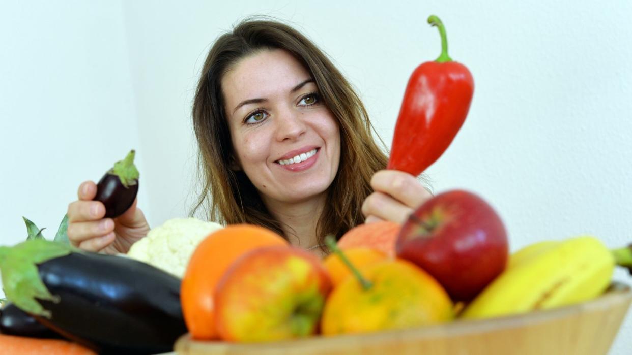 Die Bedeutung einer ausgewogenen Ernährung für die Gesundheit ist den meisten Menschen bewusst. Das ist das Ergebnis einer weltweiten Umfrage. Foto: Jens Kalaene/dpa-Zentralbild