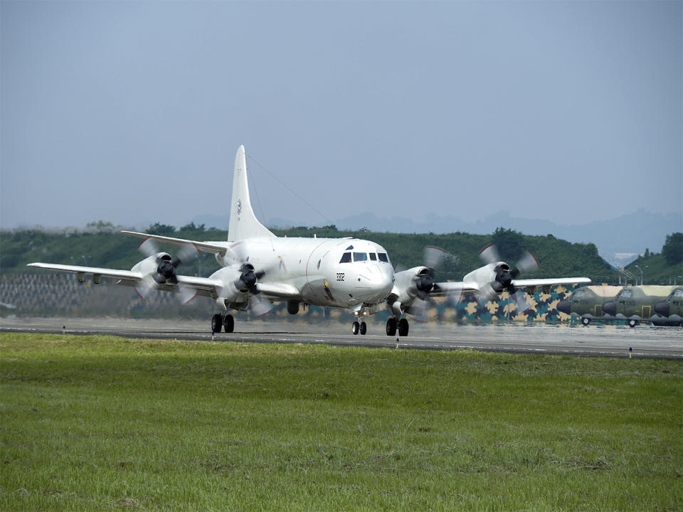 一架從屏東基地起飛的P-3C反潛機傳出在訓練空域不明原因脫落一枚小牛飛彈（AGM-65）訓練彈，所幸落地後人機平安。（圖：張柏仲攝）