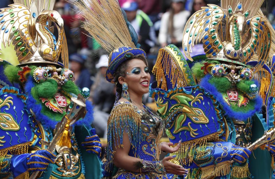 Una mujer participa en la tradicional "Morenada" durante el Carnaval de Oruro, Bolivia, el sábado 22 de febrero de 2020. El carnaval, que reúne cada año a más de 25.000 danzantes y músicos, es la exhibición más fastuosa del rico folclore andino boliviano y en 2001 fue decretado Obra Maestra del Patrimonio Cultural por la UNESCO. (AP Foto/Juan Karita)