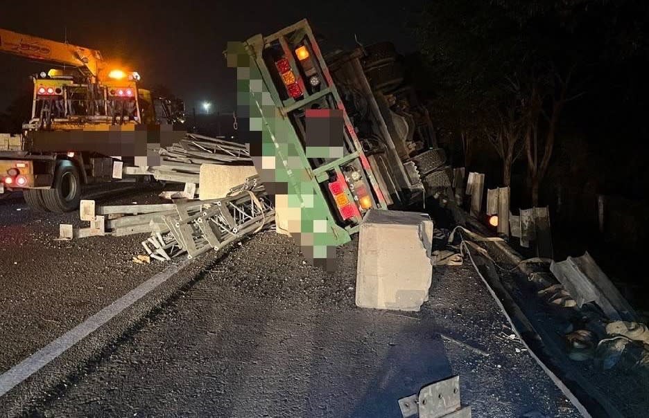 中山高新營南下路段三日晚上發生大貨車翻覆的交通事故。（國道四隊提供）