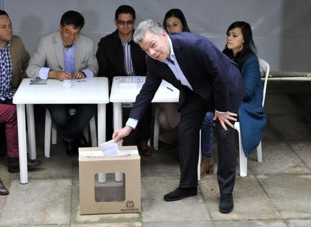 El presidente de Colombia, Juan Manuel Santos, vota en la segunda vuelta de la elección presidencial en Bogotá. 17 de junio de 2018. REUTERS/Carlos Julio Martinez