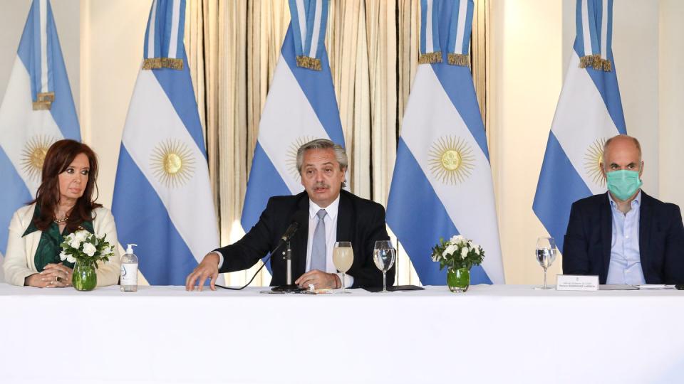 Argentiniens Präsident Alberto Fernandez und Vizepräsident Cristina Fernandez de Kirchner während einer Pressekonferenz in Buenos Aires.