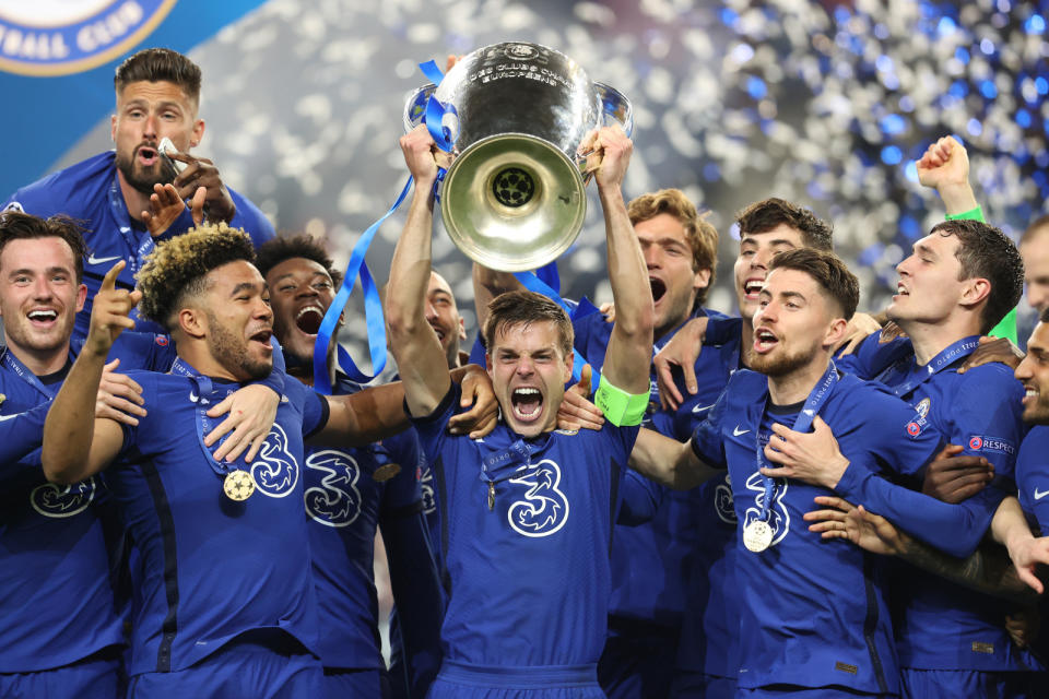 César Azpilicueta levantando la Champions League en mayo de 2021. (Foto: Alexander Hassenstein / UEFA / Anadolu Agency / Getty Images).