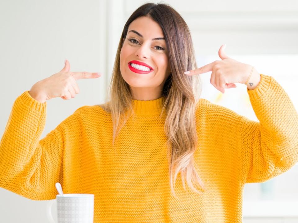 Getränke wie Kaffee oder Tee können für hartnäckige Zahnverfärbungen sorgen. (Bild: Krakenimages.com/Shutterstock.com)