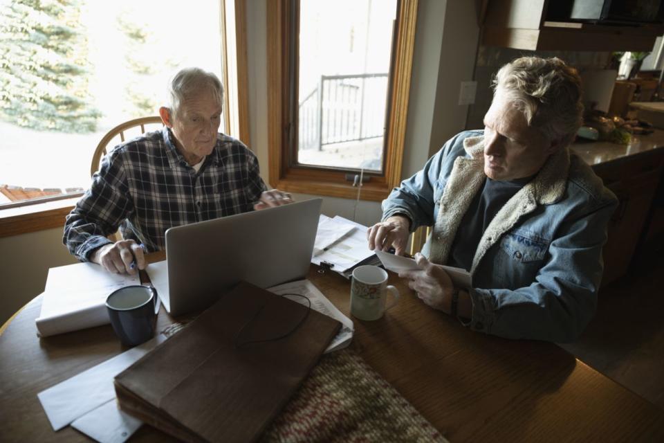 Un padre y su hijo sacando cuentas (Getty).