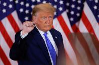 El presidente de Estados Unidos, Donald Trump, levanta el puño mientras reacciona a los primeros resultados de las elecciones presidenciales de Estados Unidos de 2020 en el Salón Este de la Casa Blanca en Washington DC, Estados Unidos