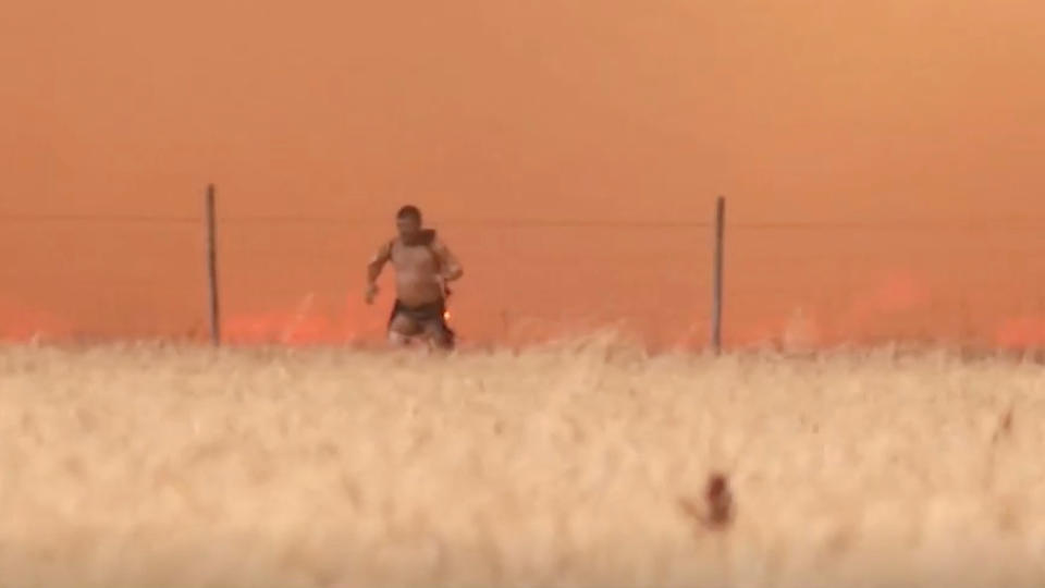 La imagen del bautizado como 'héroe de Tábara' está dando la vuelta al mundo. (Foto: REUTERS/Guillermo Martinez)