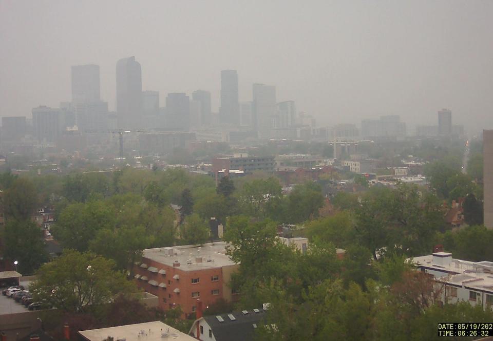 Denver fue incluida entre las peores ciudades del mundo por contaminación del aire el 19 de mayo de 2023, en gran parte debido al humo de los incendios forestales de Alberta, Canadá. <a href="https://twitter.com/cdpheapcd/status/1659537882133204992" rel="nofollow noopener" target="_blank" data-ylk="slk:Colorado Air Pollution Control Division;elm:context_link;itc:0;sec:content-canvas" class="link ">Colorado Air Pollution Control Division</a>
