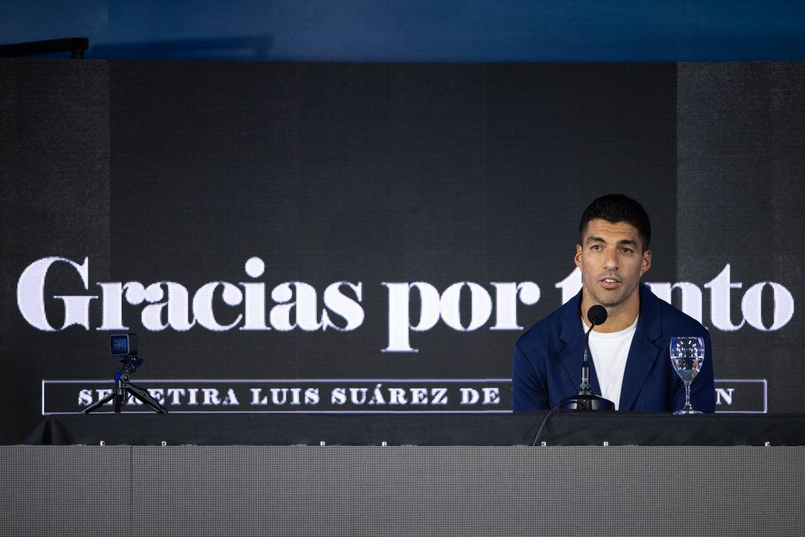 02 September 2024, Uruguay, Montevideo: Luis Suárez during a press conference at the Estadio Centenario with a sign saying “Thank you for everything”. The Uruguayan star striker Luis Suárez has announced his retirement from the national team. Photo: Santiago Mazzarovich/dpa/Sipa USA