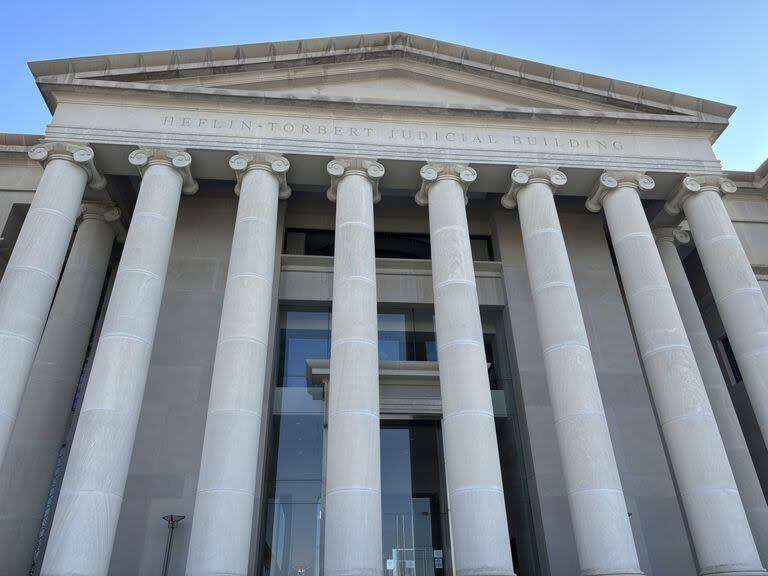 El exterior del edificio de la Corte Suprema de Alabama en Montgomery, Alabama, se muestra el martes 20 de febrero de 2024.