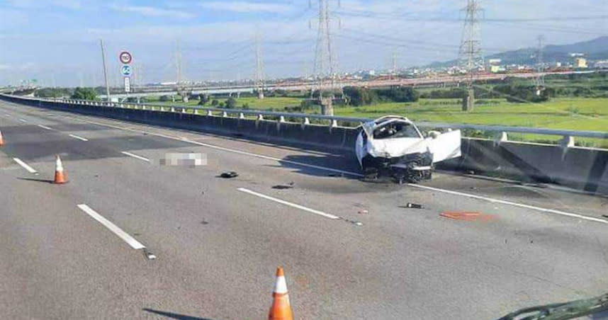 國道三號快官北上路段發生死亡車禍，男子駕駛賓士車自撞護欄後，拋飛車外死亡。（圖／彰化踢爆網）