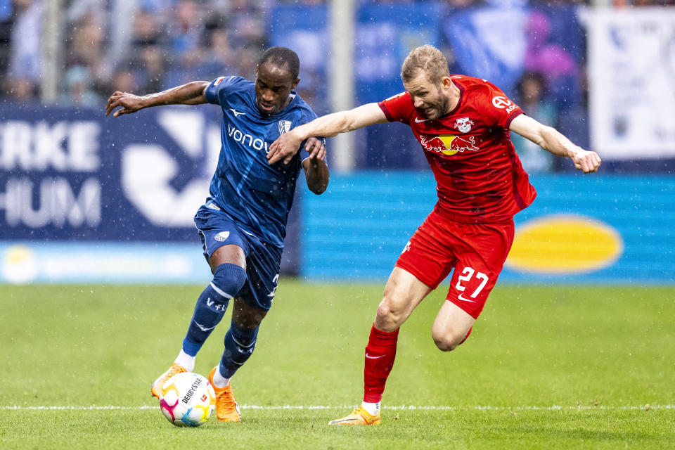 Christopher Antwi-Adjei del Bochum pelea por el balón con Konrad Laimer del Leipzig en el encuentro de la Bundesliga el sábado 18 de marzo del 2023. (David Inderlied/dpa via AP)