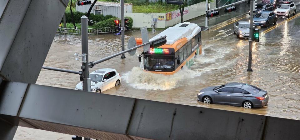 豪雨造成路面嚴重積水，南韓國務總理韓德洙也在跨部會會議中指示政府各部門提高警覺，嚴防災害。   圖：翻攝自推特@Dinggyo