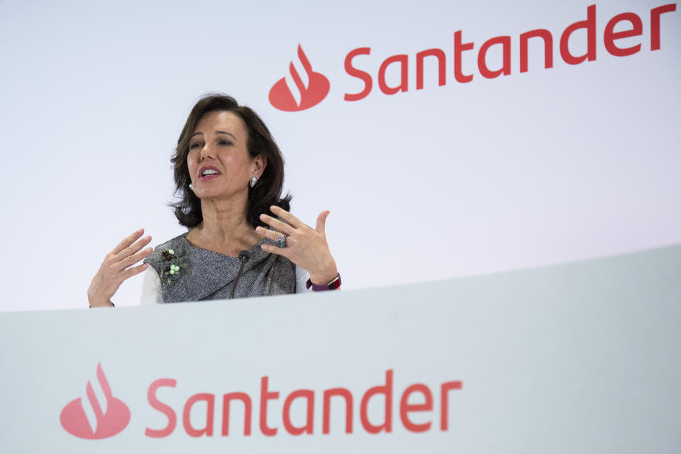 La compañía que preside Ana Botín está presente en Reino Unido desde que en 2004 compró el Abbey National Bank. Luego adquirió el Royal Bank of Scotland, el Alliance&Leicester y el Bradford&Bingley antes de crear en 2010 Santander UK, que supone el 11% de su facturación. El banco ya reconoció un deterioro de 1.500 millones en el fondo de comercio de su filial británica debido al Brexit, pero el acuerdo supondría una minimización del impacto. (Foto: Pablo Blazquez Dominguez / Getty Images).