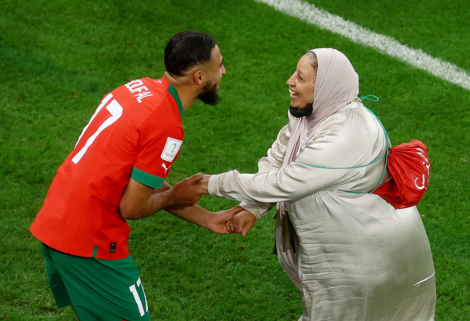 Niemand feierte so schön, wie die marokkanischen Spieler mit ihren Müttern - und mit ihnen die ganze arabische Welt. (Bild: REUTERS/Paul Childs)