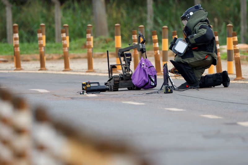 FOTO ARCHIVO: Un miembro del grupo antibombas de la Policía Federal trabaja después de que se encontró lo que se cree que es un artefacto explosivo en Brasilia