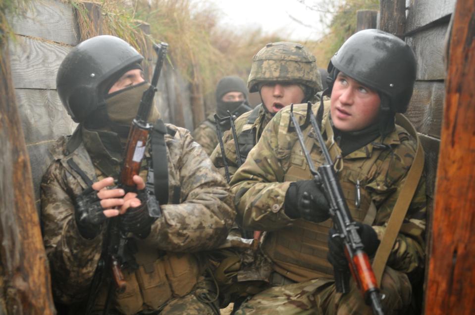 Ukrainian soldiers trench assault clearing