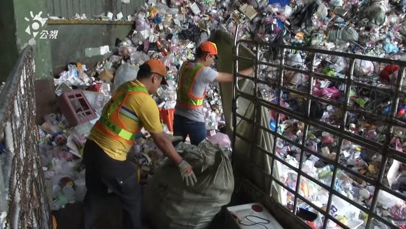 台灣資源分類行之有年，有效減少垃圾量。（翻攝自公共電視-我們的島YouTube頻道）
