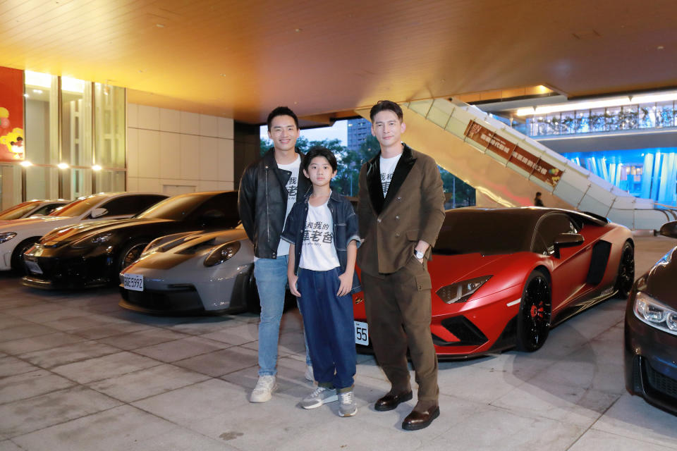（左起）陳澤耀、陳少卉、温昇豪在現場齊聚的多台珍貴名車前合影