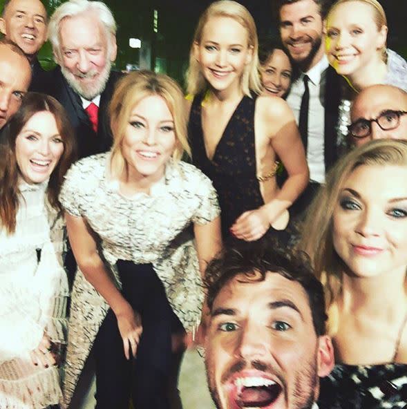 Elizabeth Banks - En tournée promo avec toute l’équipe du film Hunger Games, l’actrice s’offre un selfie collégial. On rêve d’être sur la photo ! 