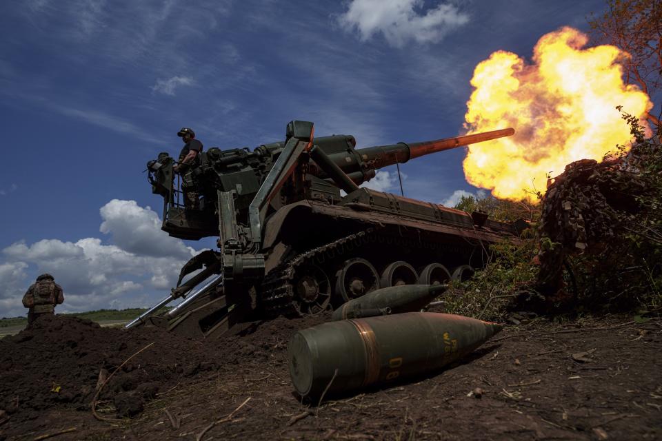 FILE - Ukrainian soldiers fire on Russian positions along the front line in the Donetsk region of Ukraine on Monday, June 24, 2024. Russia has made incremental but steady advances in Donetsk, and Putin has declared that Moscow isn’t seeking quick gains and would stick to the current strategy of advancing slowly. (AP Photo/Evgeniy Maloletka, File)