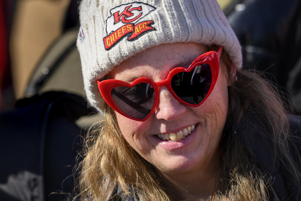 Una fan de los Chiefs llevó su espíritu del Día de San Valentín al mitin por la victoria del Super Bowl . (AP Photo/Reed Hoffmann)