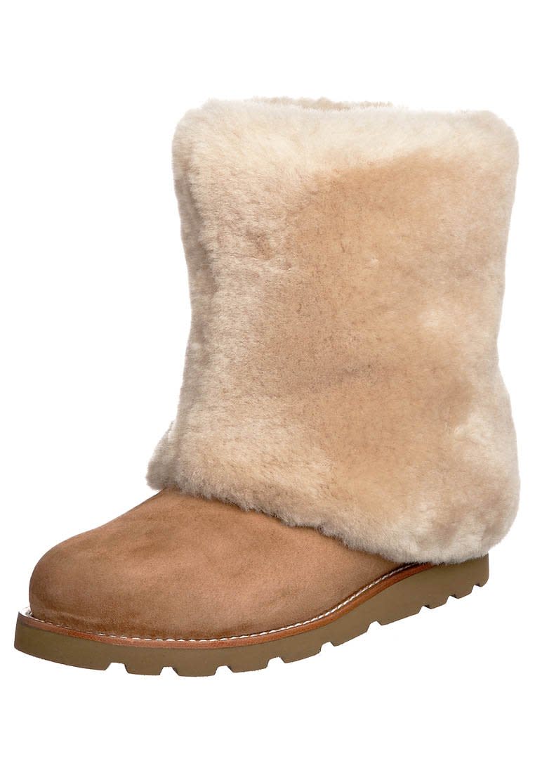 Wenn man von warmen Füßen spricht, dürfen diese Evergreens natürlich nicht fehlen: die Ugg Boots. Die neueste Variante - der Maylin - sieht dann Schaffellschaft besonders kuschelig aus. Im Vergleich zum Klassiker bietet hier das Profil auch mehr Halt auf vereisten Gehwegen. Von Ugg, über Zalando.de, um 400 Euro