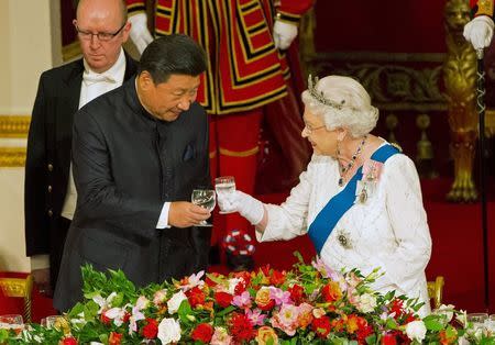 Chinese President Xi Jinping with Queen Elizabeth at a state banquet at Buckingham Palace, London, during the first day of his state visit to Britain. Tuesday October 20, 2015. REUTERS/Dominic Lipinski/Pool