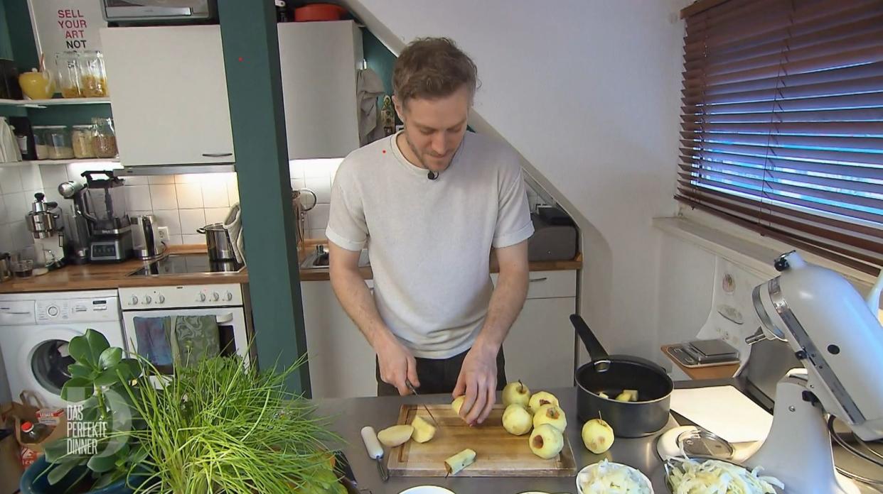 In seiner kleinen Küche zaubert Leon (30) ein maximal köstliches Menü. (Bild: RTL)