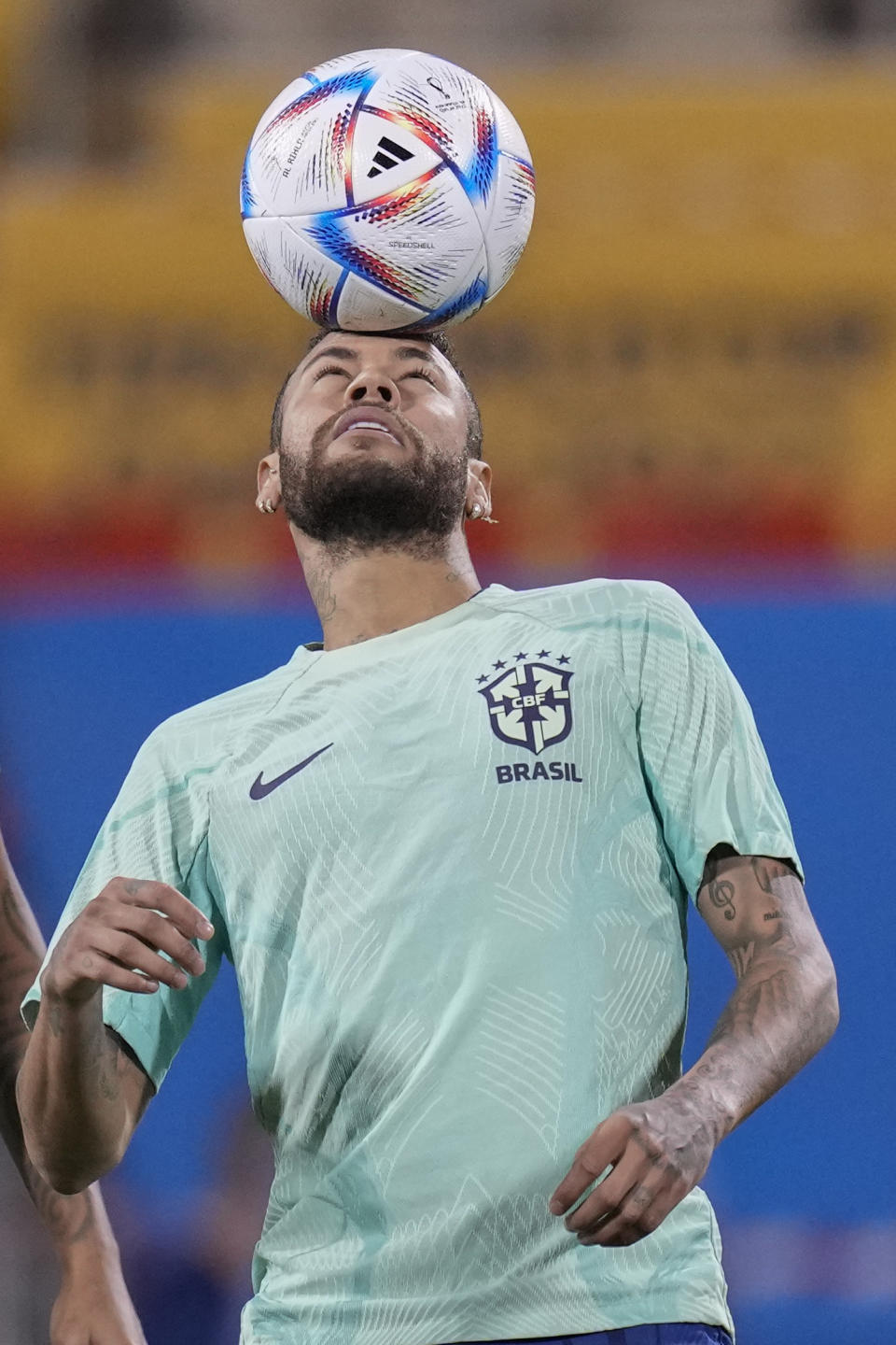 El delantero brasileño Neymar, durante un entrenamiento en el estadio Grand Hamad de Doha, Qatar, el 4 de diciembre de 2022. Brasil se enfrentará a Corea de Sur en octavos de final del Mundial. (AP Foto/Andre Penner)