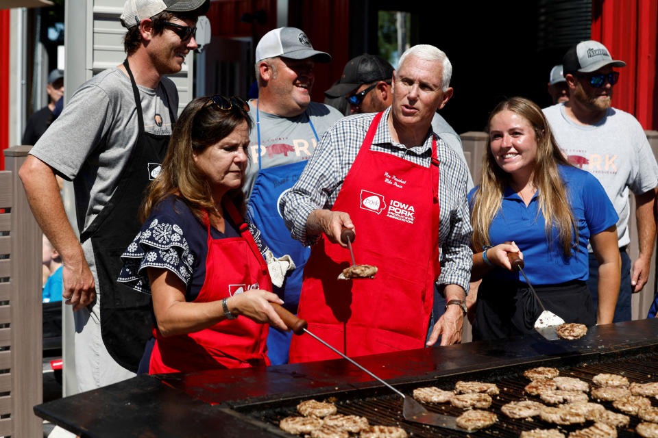 Republican U.S. presidential candidate and former Vice President Mike Pence with his wife Karen Pence, prepares meals, as he campaigns for the 2024 Republican presidential nomination at the Iowa State Fair in Des Moines, Iowa, U.S. August 11, 2023. REUTERS/Evelyn Hockstein      TPX IMAGES OF THE DAY