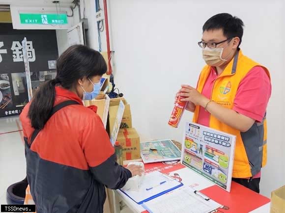 新北環保局與愚公移山登山用品店合作十月一日辦理「回收有禮 循環有你」活動。（圖：新北環保局提供）