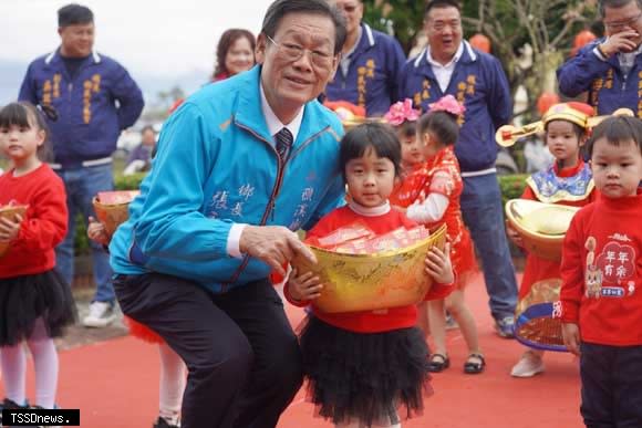 宜蘭縣礁溪鄉立幼兒園於舉辦「歡喜過新年活動」，礁溪鄉長張永德發放龍年祝福紅包給幼兒。（礁溪鄉公所提供）