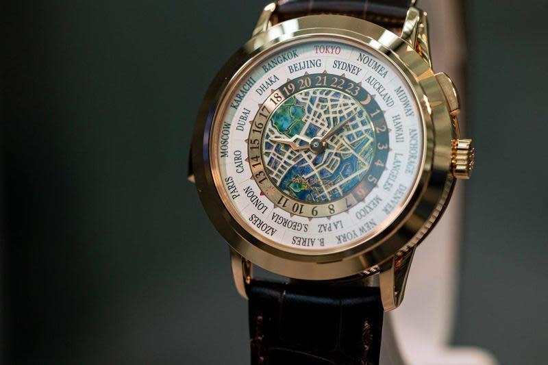 PATEK PHILIPPE World Time Minute Repeater ref. 5531R-014，此錶以百達翡麗常規製作的高複雜功能「世界時區三問錶」為基礎，配上由琺瑯工藝大師Anita Porchet製作的面盤，是今年東京大展的重點限量錶之一。採用R 27 HU微型自動盤三問機芯，撥動錶殼左側滑軌，會敲出悅耳的報時聲。限量15只，僅於日本地區限定販售。 功能：時、分指示；三問報時；世界時區 機芯：自動上鏈機芯 定價約60萬瑞郎。（攝影：李宇勝）