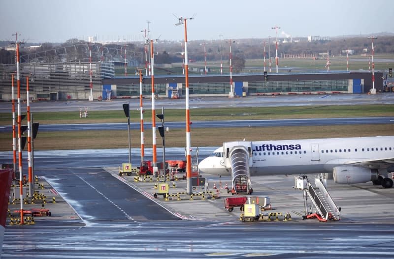 A Lufthansa aircraft stands on the apron of Hamburg Airport. The trade union Verdi has called on Lufthansa ground staff to go on a day-long warning strike at several airports on Wednesday. Rabea Gruber/dpa