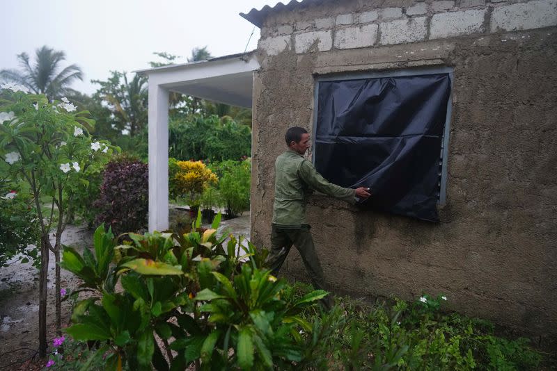 Cubans prepare for Hurricane Ian in Coloma, Cuba