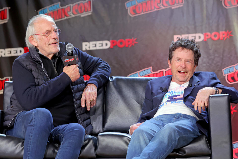 Los actores Christopher Lloyd y Michael J. Fox, estrellas de la saga Volver al futuro, en el Comic Con de Nueva York en 2022 (Foto de Mike Coppola/Getty Images).