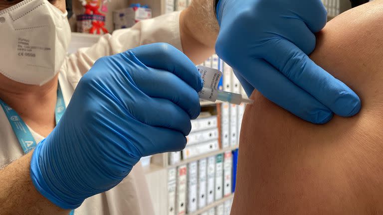  Comienza en el Hospital Regional de Málaga la vacunación de voluntarios del ensayo clínico de la vacuna de HIPRA contra la Covid.
