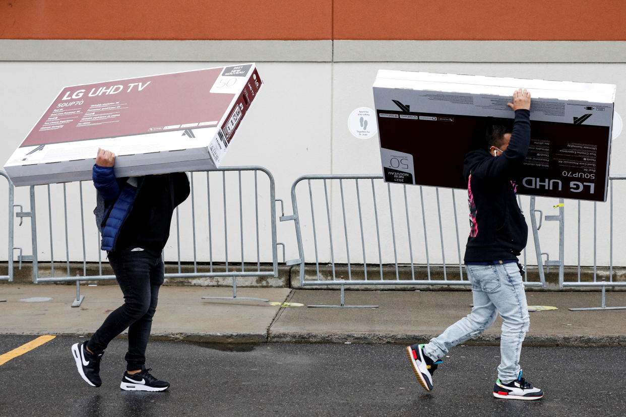 Shoppers exit a Best Buy store during Black Friday sales in Brooklyn, New York, U.S., November 26, 2021.  REUTERS/Brendan McDermid