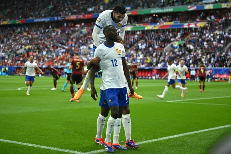 Randal Kolo Muani, au centre, félicité par ses coéquipiers après l'ouverture du score de la France contre la Belgique lundi en huitième de finale de l'Euro en Allemagne (OZAN KOSE)