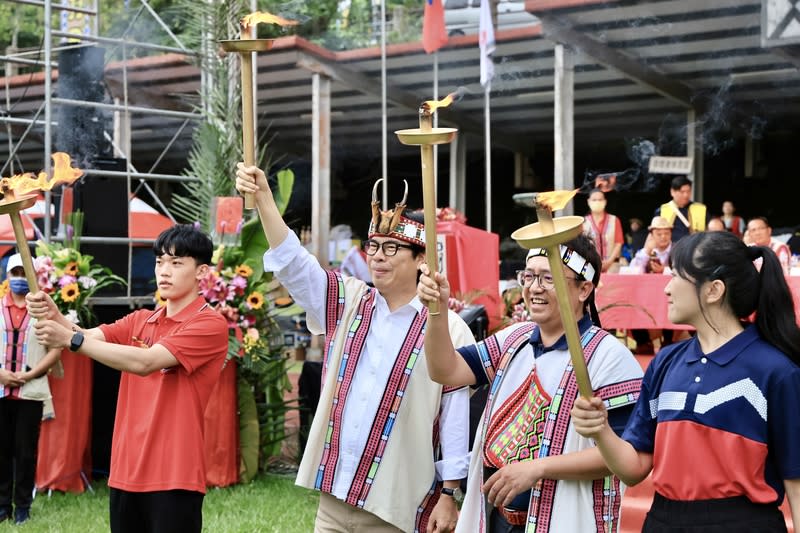 全國布農族射耳祭高雄那瑪夏開幕  陳其邁出席 高雄市長陳其邁（左2）24日身穿布農族傳統服飾出 席在那瑪夏區舉辦的「113年度第21屆全國布農族射 耳祭暨傳統技能競賽」開幕式。 （高雄市政府提供） 中央社記者洪學廣傳真  113年5月24日 